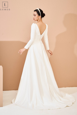 Váy cưới hở lưng tay dài