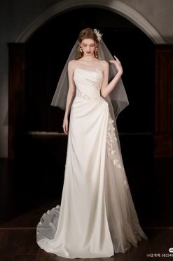 Thân váy cưới dạng chữ A được biến tấu